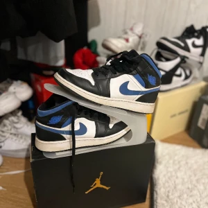 Jordan 1 - Hej säljer dessa Jordan 1 då jag inte använder dessa.  St 38  Skriv vid frågor. 