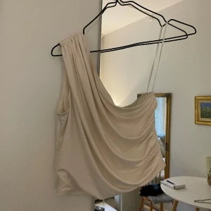 Linne från H&M one shoulder - Så fint linne från H&M, materialet känns exklusivt💗 strl s.