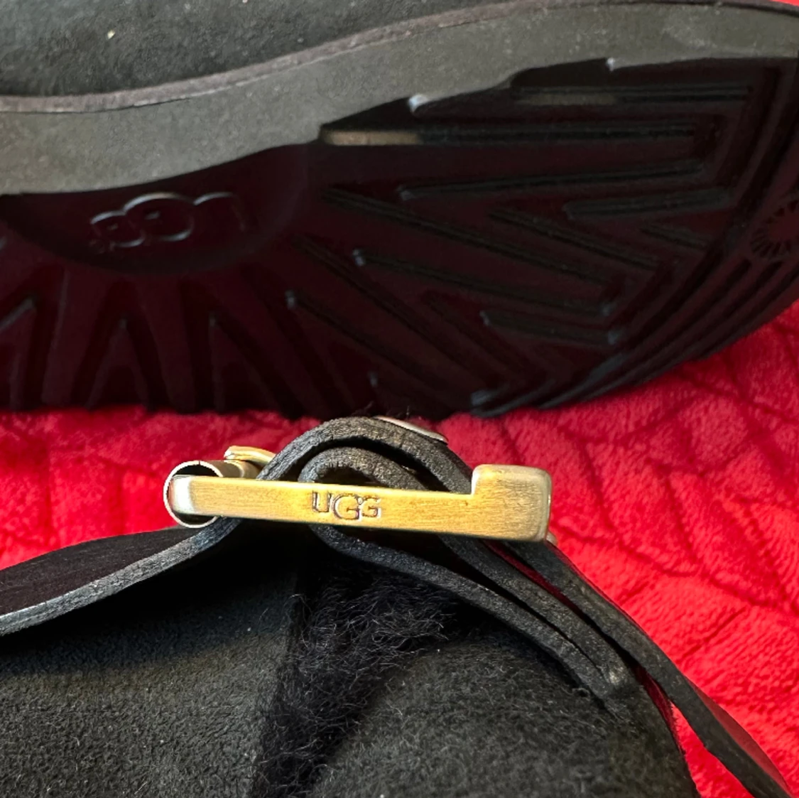 Svarta UGG med spännen  - 91