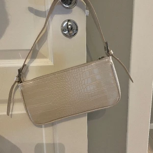 Väska - Köpt på Gina tricot, använd 3 gånger så den är i ny skick. Frakt ingår ej🫶🏻