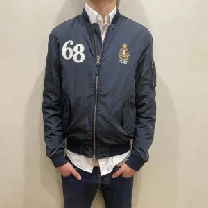 Morris Jacka  - Hej! Säljer nu min jacka från märket Morris storlek XS i fint skick. Modellen på bilden är 180cm lång och väger 80kg. Tveka inte på att höra av dig om du har några frågor eller funderingar kring varan!