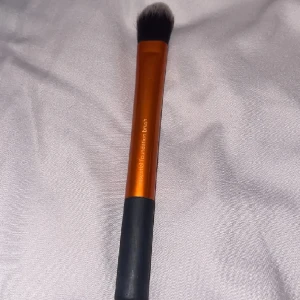 Real techniques sminkborste - Real techniques sminkborste "essential foundation brush" som ej kommit till användning💓💓