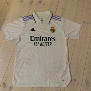 Real Madrid tröja - Real Madrid tröja i gott skick använd fåtal gånger i somras. Skriv om du har fler frågor!