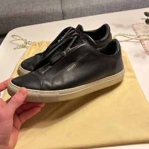 Arigatos  - Stiliga arigtaos med zip i riktigt bra skick, inte använda speciellt mycket så finns endast lite creasing priset kan diskuteras