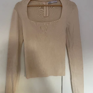 Zara topp - Säljer denna tröjan från zara som va mycket trendig. Använd 3 gånger så bra skick. Str L men sitter okej på mig som har S.
