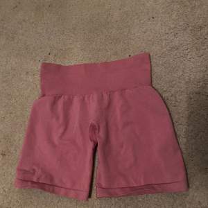 Rosa nvgtn shorts i storlek S men passar även XS eller M beroende på hur man vill ha dom i passformen. 200kr plus frakt 😊