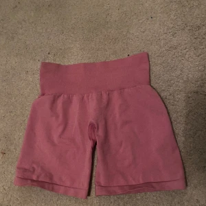 Nvgtn shorts  - Rosa nvgtn shorts i storlek S men passar även XS eller M beroende på hur man vill ha dom i passformen. 200kr plus frakt 😊