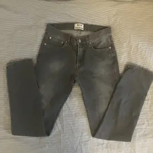 Fina lowrise jeans i storlek M, lite grå-blå i färgen och i bra kvalitet, säljs för att de var lite långa 💕 Innerbenslängd: 80 cm 🩷