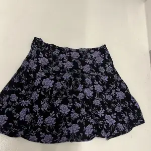 Super fin zara kjol som är från 2023 jag säljer pågrund av att den inte kommer till användning längre! Skriv till mej privat om ni har någta frågor😇