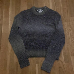 Hope tröja  - En jättefin Hope glitter tröja. Säljer eftersom jag inte fått användning av den, nästan helt oanvänd. Storlek 36, men ganska liten i storleken. 