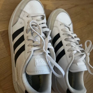 Adidas skor  - Använda några fåtals ggr Kan mötas upp i sthlm annars fraktas🩷🩷