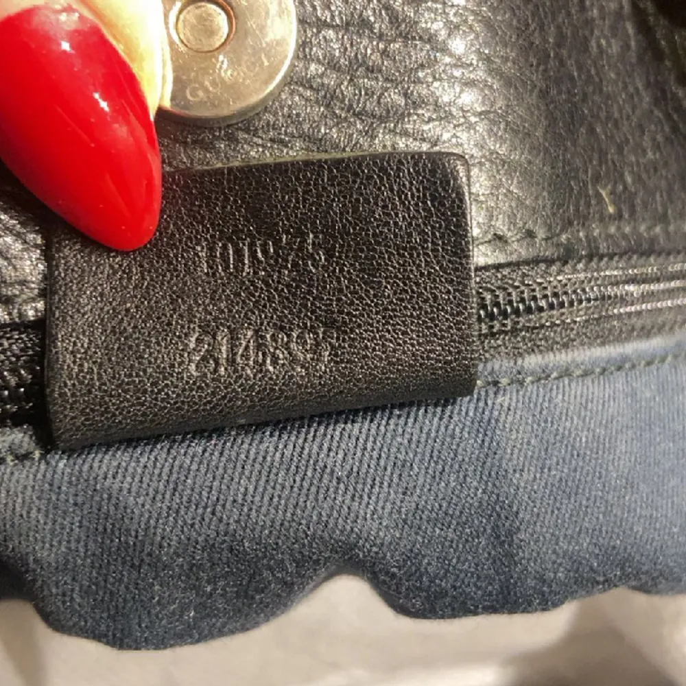 Gucci horsbite vintage i svart monogram denim och läder. Köpt på Vestiaire collective. Den är i utmärkt skick och perfekt storlek.  . Väskor.