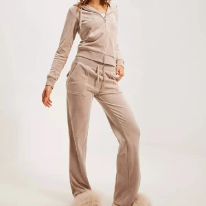 Juicy sett - Säljer mitt fina beiga juicy sett då det inte kommer till någon användning längre! Nypris 2498kr mitt pris 1600kr för hela setter! Är i st XL men skulle mer säga att den är en L/XL!