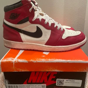 Jordan 1 High Lost & Found - Tjo säljer nu dessa tvärfeta jordan 1s då jag växt ur dem. Skorna kommer med säkerhet lyfta hela din outfit och och skriv om ni vill ha fler bilder då Plick endast låter dig publicera 3st :)