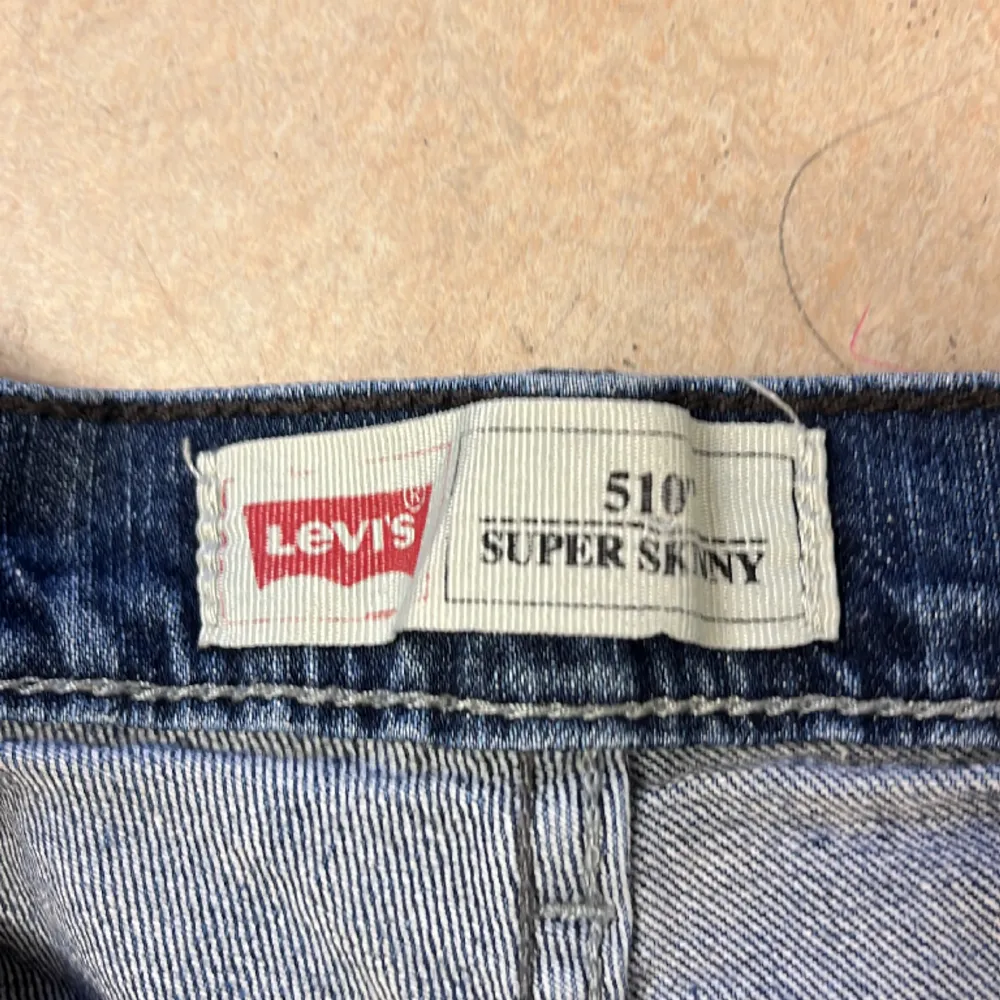 Ett par Levi’s 510 lågmidjade skinny perfekta inför våren Änvända fåtal gånger Pris kan diskuteras vid snabb affär. Jeans & Byxor.