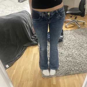 Low waist bootcut jeans - W27 L34. Skulle säga att de passar personer som är 165-170cm långa💕