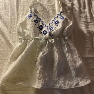 Sommar topp - Super sött topp från shein. Står inte storlek men tror den är i xs eller s. Priset är + frakt (36kr). Använd inte köp nu utan kontakta mig privat. 😊