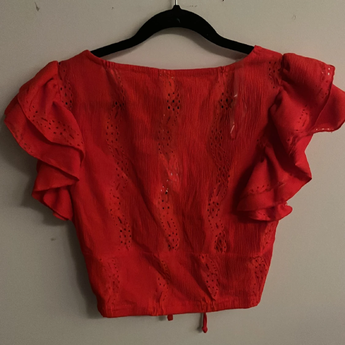 Fin röd kroppad top med snörning och volang, stl S - 90