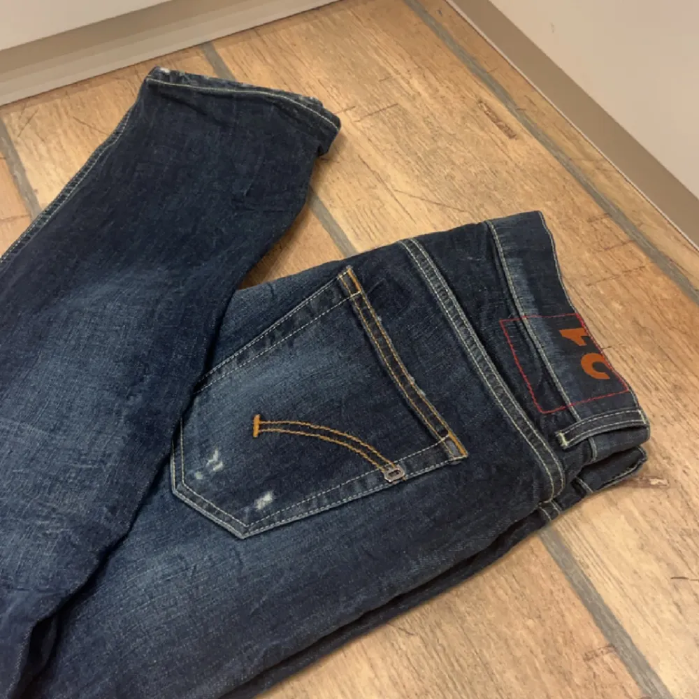 Säljer dondup dian jeans med rippings. Skriv om ni vill ha fler bilder eller funderingar!. Jeans & Byxor.