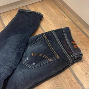 Säljer dondup dian jeans med rippings. Skriv om ni vill ha fler bilder eller funderingar!