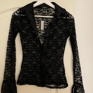 Spetsblus - Säljer denna Spetsblus/skjorta från boohoo, helt oanvänd!💖 Priser kan diskuteras & köparen står för frakten 🫶🏼