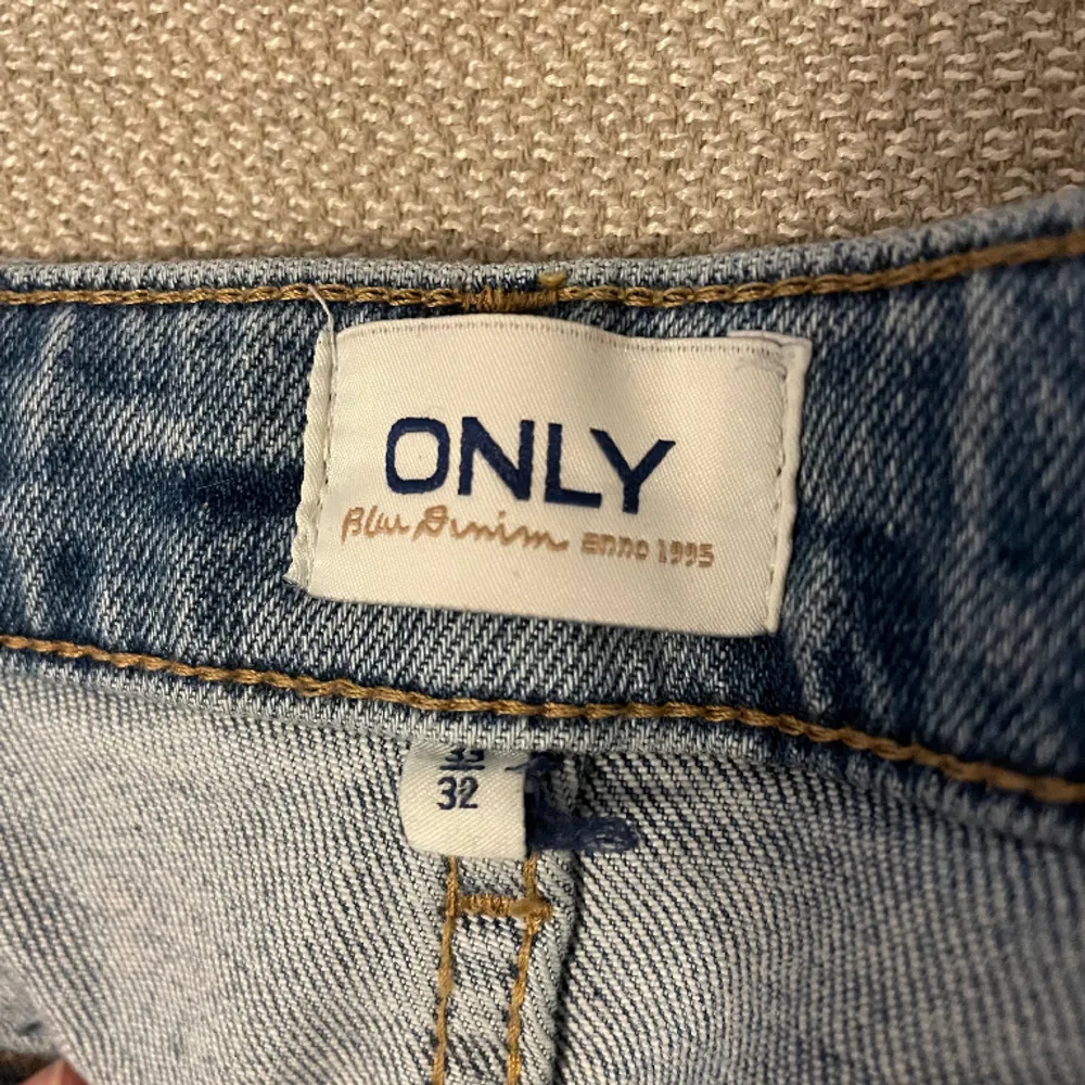 Raka jeans från NELLY. Storlek 33/32. Nypris 699kr. Köparen står för frakten, pris kan diskuteras.. Jeans & Byxor.