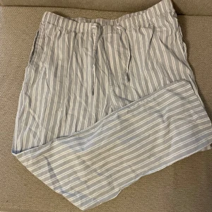 Pyjamasbyxor  - Pyjamasbyxor från HM. Nypris 199kr. Köparen står för frakten, pris kan diskuteras.