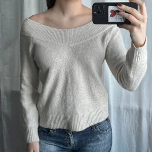 Stickad tröja - Stickad beige / vit stickad off shoulder topp från H&M 💕
