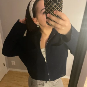 Marinblå kofta Åhléns  - Säljer denna stilrena koftan från Åhléns💗 Använd 2 gånger, därav nyskick. Ord-pris är 600kr💖 Använd gärna KÖP NU💞