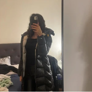 En parajumper jacka - En parajumper Jacka i svart som är varm och skön nu på vintern. Nypriset är 7099kr. Priset kan diskuteras.