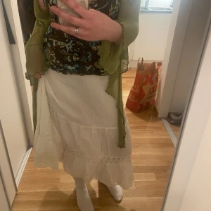 Maxikjol vit - Superfin vit maxikjol med broderad spets. Aningen genomskinlig. Står inte storlek men skulle gissa ca M.