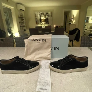 Lanvin skor - Säljer mina lanvins nu då jag är sugen på nått annat! Inköpta i juni 2023. Kvitto, dustbag, box och allt og medföljer. Inköpta på Nk. Hör av dig vid frågor eller funderingar!