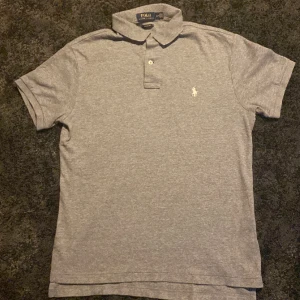 Ralph lauren piké  - Helt ny Ralph lauren piké i storlek S. Skicket är 10/10. Hör av er om ni har några frågor!
