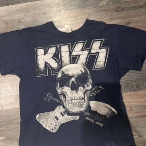 Kiss monster tshirt 2013 - Använd men i jätte bra skicka  Är L storlek men passar lite större men inte nog för att vara XL
