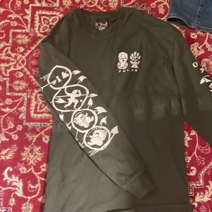 Polar Lingsleeve - Jättesnygg militärgrön longsleeve från Polar, coolt tryck över båda armarna. Har en liiiten fläck mitt på men det är verkligen inget som syns.  Originalpris 650kr Ställ gärna frågor om ni har några💓