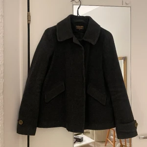Ralph Lauren jacka i ull - Jacka från Ralph Lauren i ull, strl s💗 Så fin passform!!!! Har älskat denna jacka! I mörkgrå färg🐨 Kolla gärna mina andra annonser, ger gärna paketpris och samfraktar!