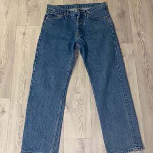 Säljer ett par blåa loose fit jeans som inte kommer till användning. Nypris 599 Skick 9/10 Vid mer frågor hör av er privat:) Priset kan diskuteras 