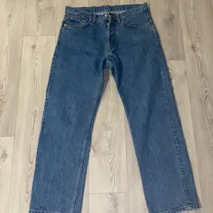 Säljer ett par blåa loose fit jeans som inte kommer till användning. Nypris 599 Skick 9/10 Vid mer frågor hör av er privat:) Priset kan diskuteras 