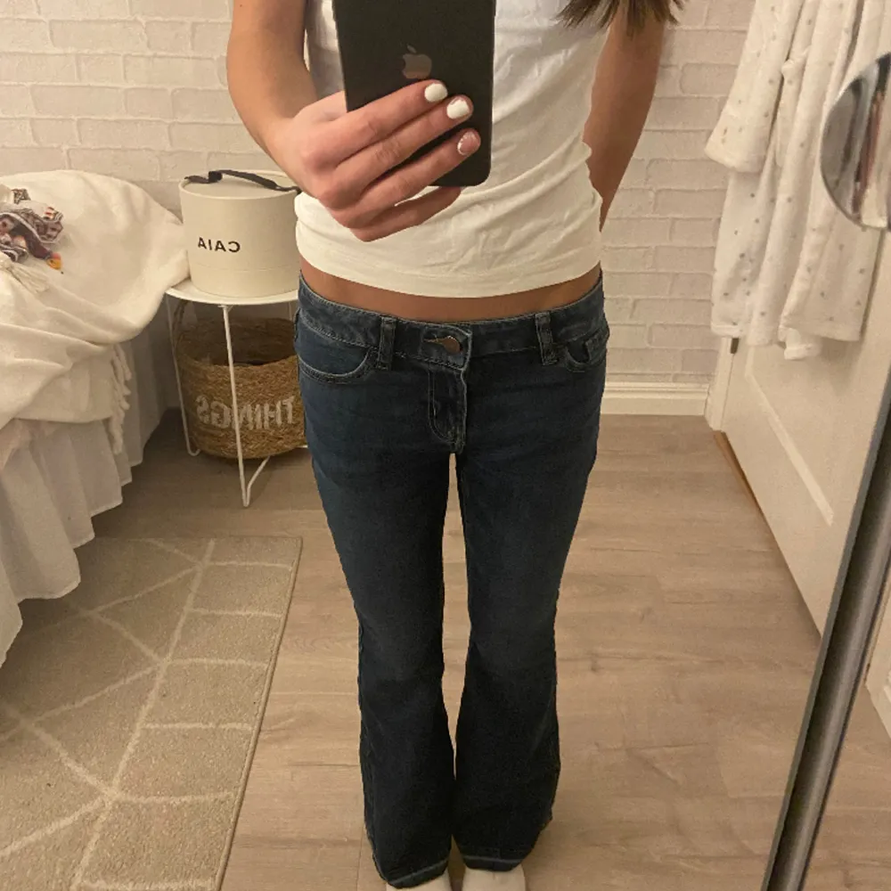 Jättefina bootcut jeans, säljer pga att dom tyvärr är lite små. Storlek 152 (11-12 år) Klippt upp sömmen för att göra dom lite längre 💘. Jeans & Byxor.