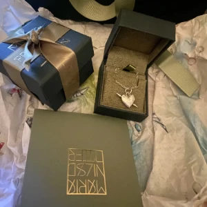 Maria Nilsdotter  - Halsband från Maria Nilsdotter. Längd 50, köpt för 2800kr och har även köp silverpulering för 500. Säljer för 2300kr