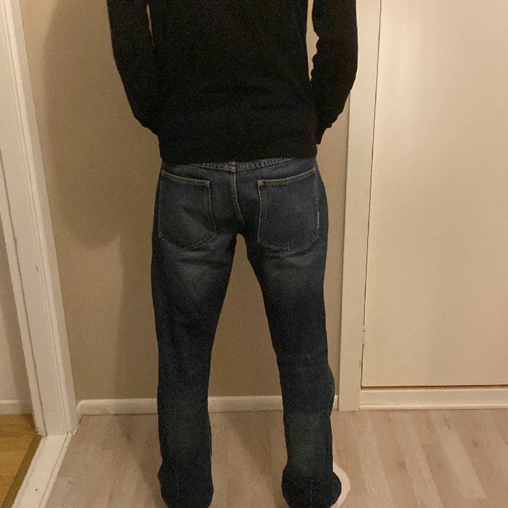 Mörk blåa jeans som inte passar längre. Köpta för ca två år sen men inte mycket använda eftersom jag bytte stil precis efter jag köpte dem.. Jeans & Byxor.