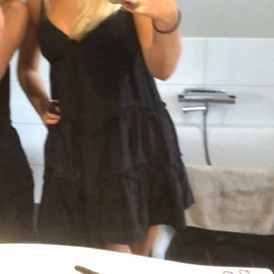 Svart miniklänning  - Så söt klänning, perfekt till mösspåtagning eller likande❤️