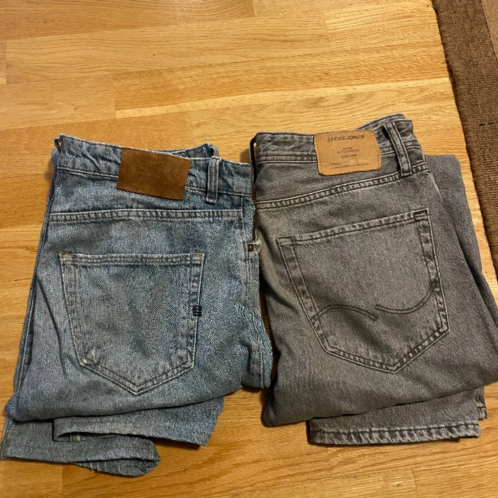 Säljer lite schyssta Jack & jones jeans. Båda är i nyskick. Ena paret är 32x30 och andra paret är 31x32 (obs dom andra är uppsydda så storlek 31x30) 70kr/paret eller 100 för båda. Hör av dig vid frågor och funderingar! Mvh Emil. Jeans & Byxor.