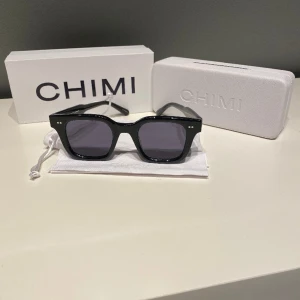 CHIMI  - ✨Säljer dessa CHIMI 04 solglasögon✨ Jag har andvänt dessa 3 gånger och alla boxar, dukar samt påsar följer med☀️