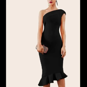 Svart klänning - En svart midi klänning från shein. Materialet är rejält och bra. Har endast användt den 1 gång. Den har en dragkedja baktill. Storlek S