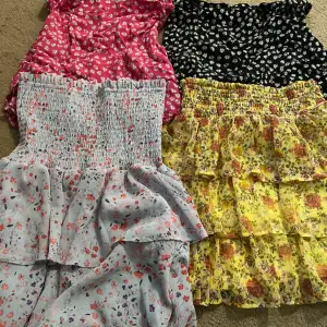 Fyra kjolar från zara i färgen svart, rosa , lilla och gul i samma storlek XS som är oanvända. Pris kan förhandlas.