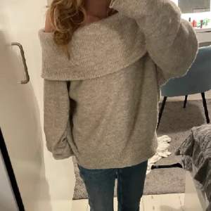 LÅNADE BILDER! En tröja köpt här på plick💕Supersnygg off shoulder tröja från hm! Den är stor i storleken och säljer billigt på grund av att den är lite nopprig💕