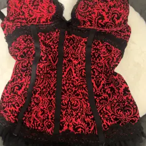 En misa Amane liknande corsett i röd o svart. Skit snygg. Ger mke alt vibes. Priset kan diskuteras 