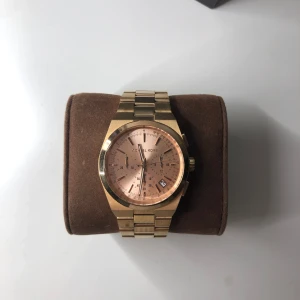 MICHAEL KORS klocka  - Michael kors klocka köpt från Åhléns för 3000kr. Säljer den då den inte kommer till användning. Boxen kommer med. Priset kan diskuteras vid snabb affär🌸