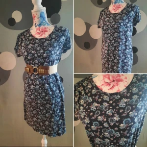 Blommig sommarklänning  - Blommig klänning fint skick hittar inget att anmärka på. Stl 40/42 Bältet medföljer ej!!